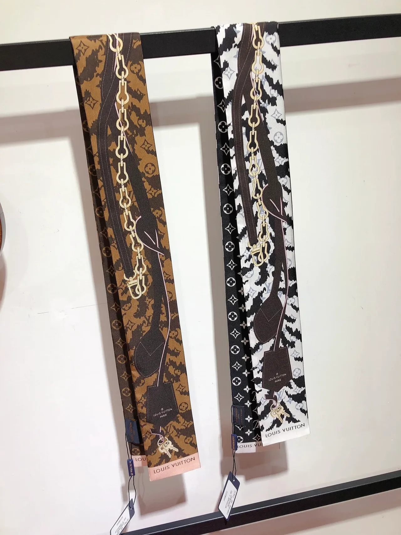 Louis Vuitton Lenço de Seda com Impressão Monogram Corrente Chave 6