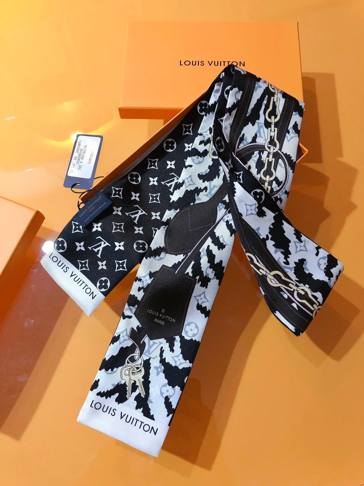 Louis Vuitton Lenço de Seda com Impressão Monogram Corrente Chave 7