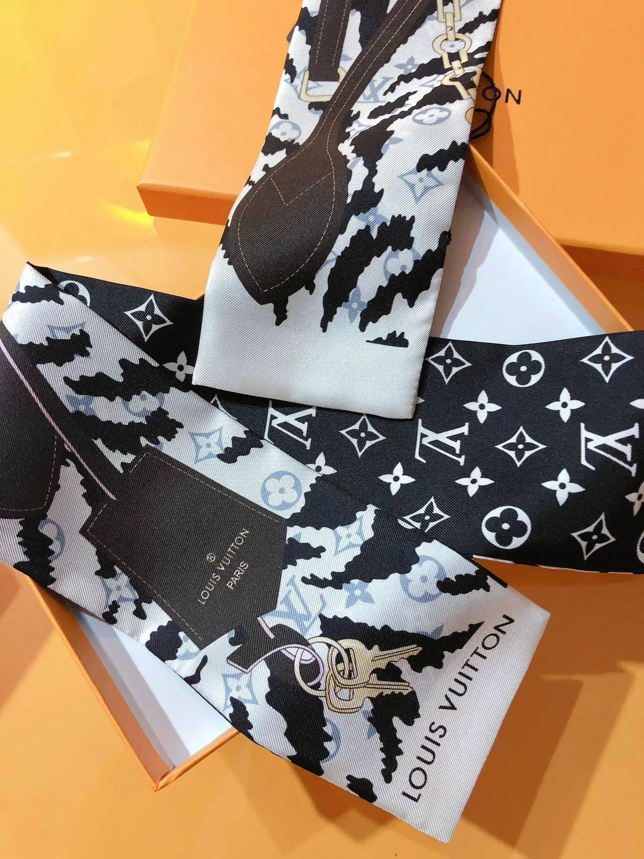 Louis Vuitton Lenço de Seda com Impressão Monogram Corrente Chave 9