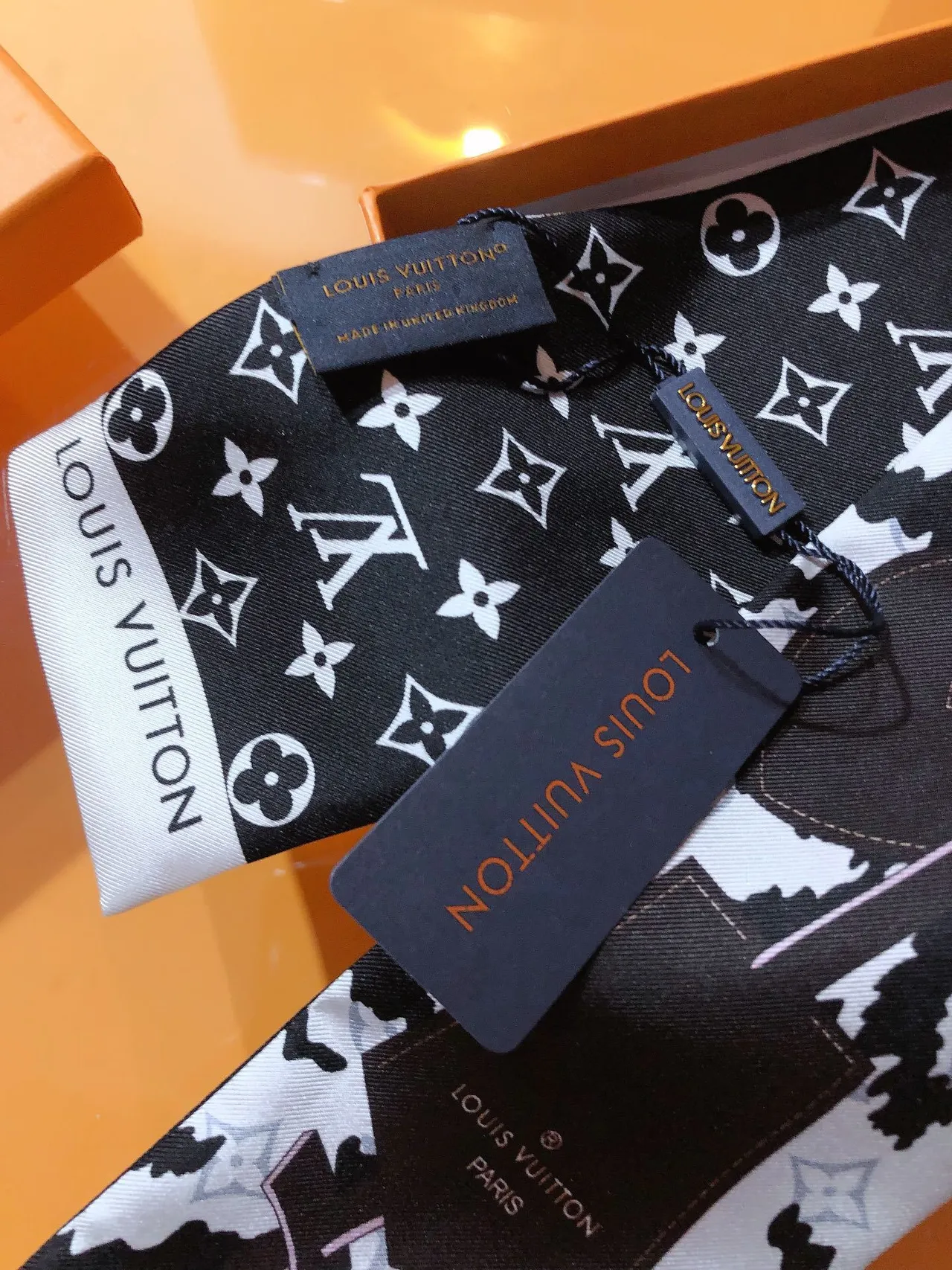 Louis Vuitton Lenço de Seda com Impressão Monogram Corrente Chave 8