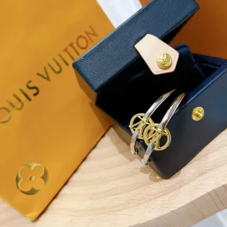 Brincos aro com charm Louis Vuitton Monogram