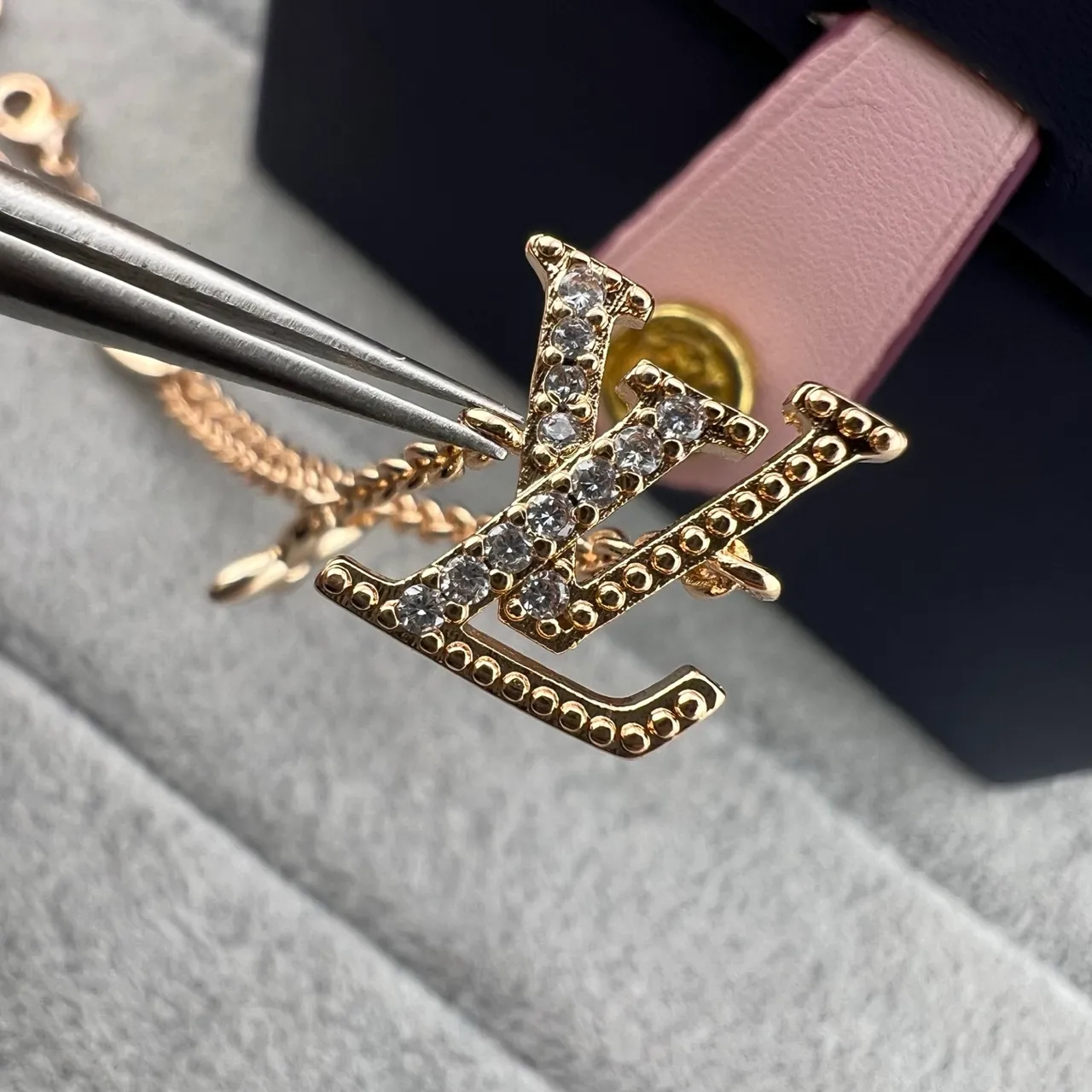 Louis Vuitton Monogram Charm পাতলা চেইন ব্রেসলেট 3