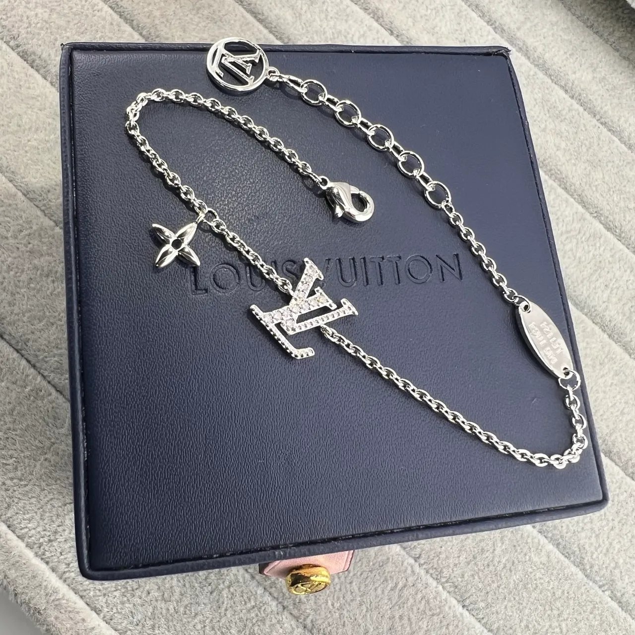 Louis Vuitton Monogram Charm পাতলা চেইন ব্রেসলেট 4