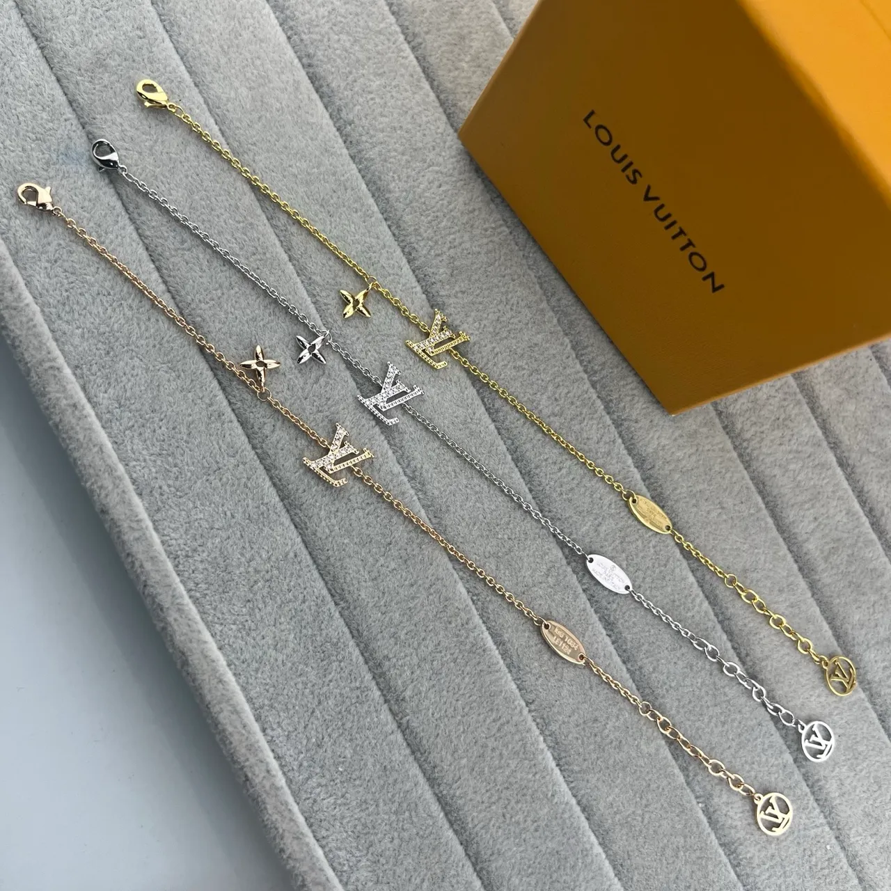 Louis Vuitton Monogram Charm পাতলা চেইন ব্রেসলেট 7