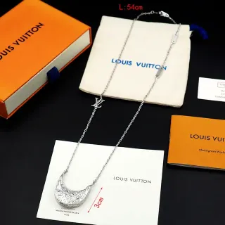 Colar Pendente Crescent Monograma Louis Vuitton Corrente Prateada