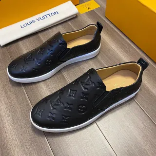 Louis Vuitton মোনোগ্রাম-এমবসড স্লিপ-অন লোয়ার্স