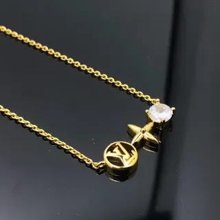 Colar Louis Vuitton Monogram Floral Pendant em tom dourado