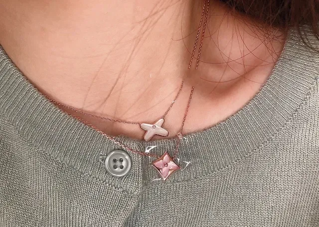 Louis Vuitton Monogram Flower and Lock 粉金玫瑰链 珐琅坠子 项链 2