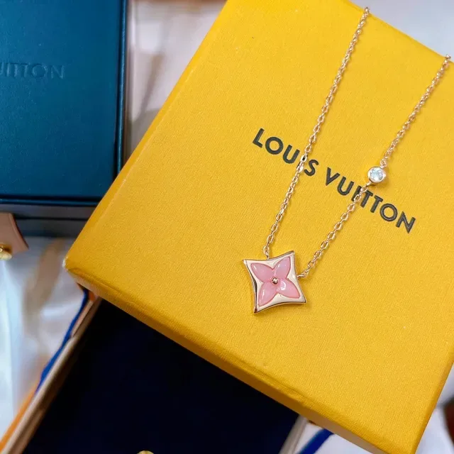 Louis Vuitton Monogram Flower and Lock 粉金玫瑰链 珐琅坠子 项链 3