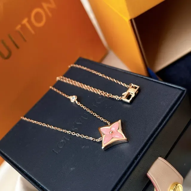 Louis Vuitton Monogram Flower and Lock 粉金玫瑰链 珐琅坠子 项链 8