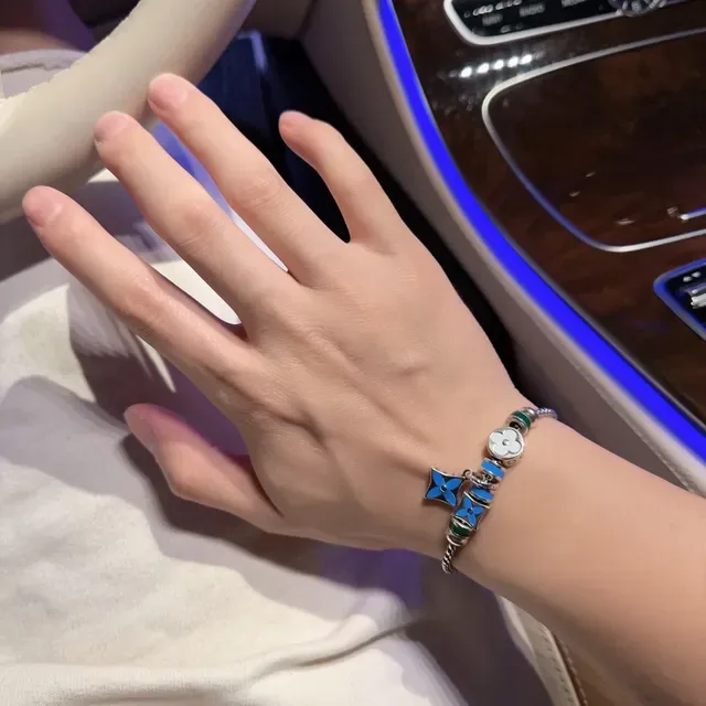 سوار تعويذات زهور لويس فيتون Monogram فضي صندوق أزرق سلسلة مينا زهور 4