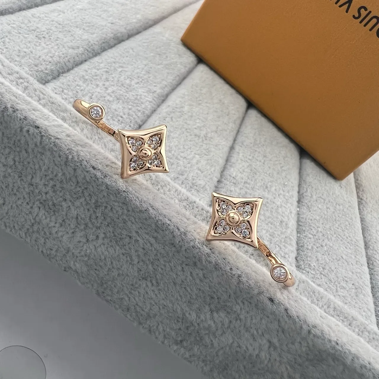 Louis Vuitton Monogram Flower Quatrefoil Pavé Boucles d'oreilles 2