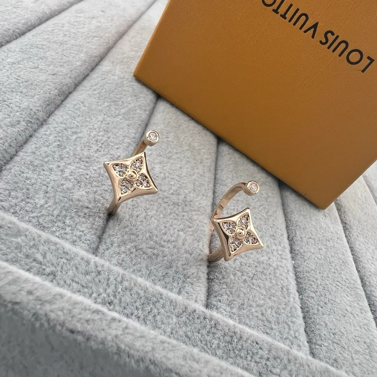 Louis Vuitton Monogram Flower Quatrefoil Pavé Boucles d'oreilles 3