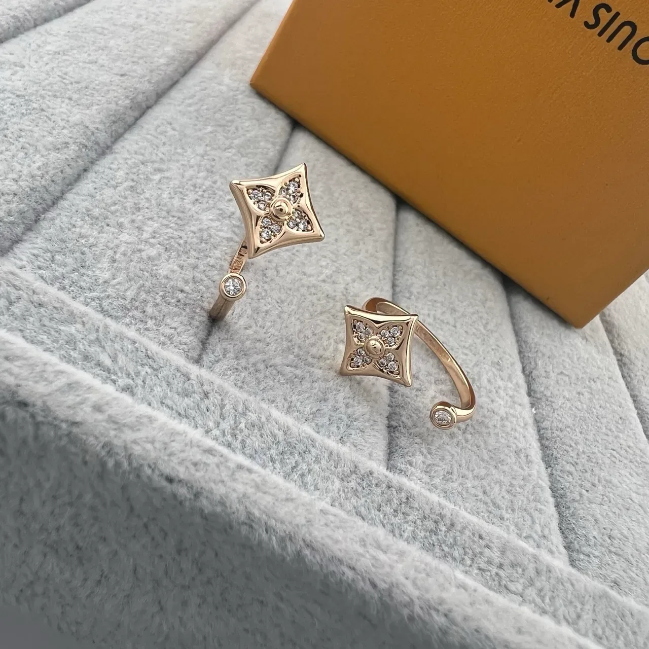 Louis Vuitton Monogram Flower Quatrefoil Pavé Boucles d'oreilles 4