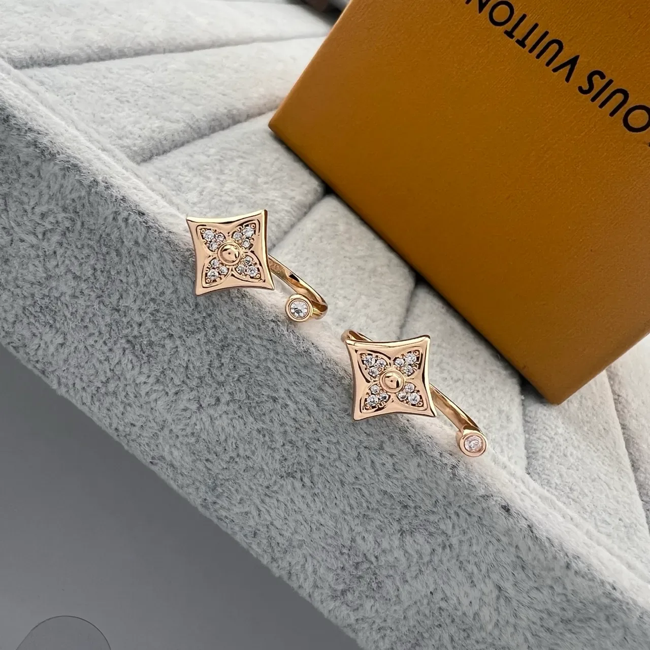 Louis Vuitton Monogram Flower Quatrefoil Pavé Boucles d'oreilles 5