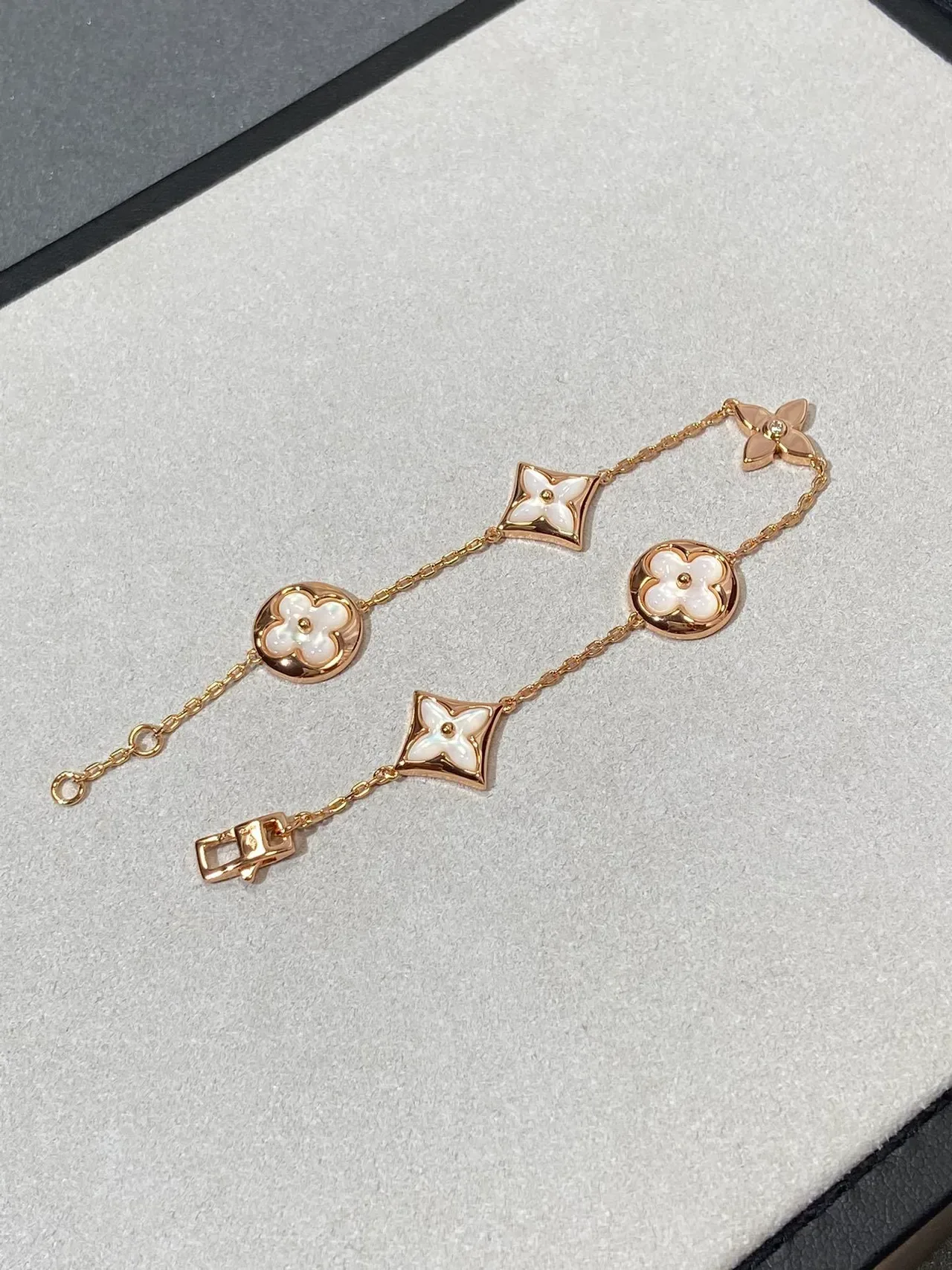 سوار Louis Vuitton Monogram زهرة ذهب وردي وأبيض مادر أوف بيرل 3
