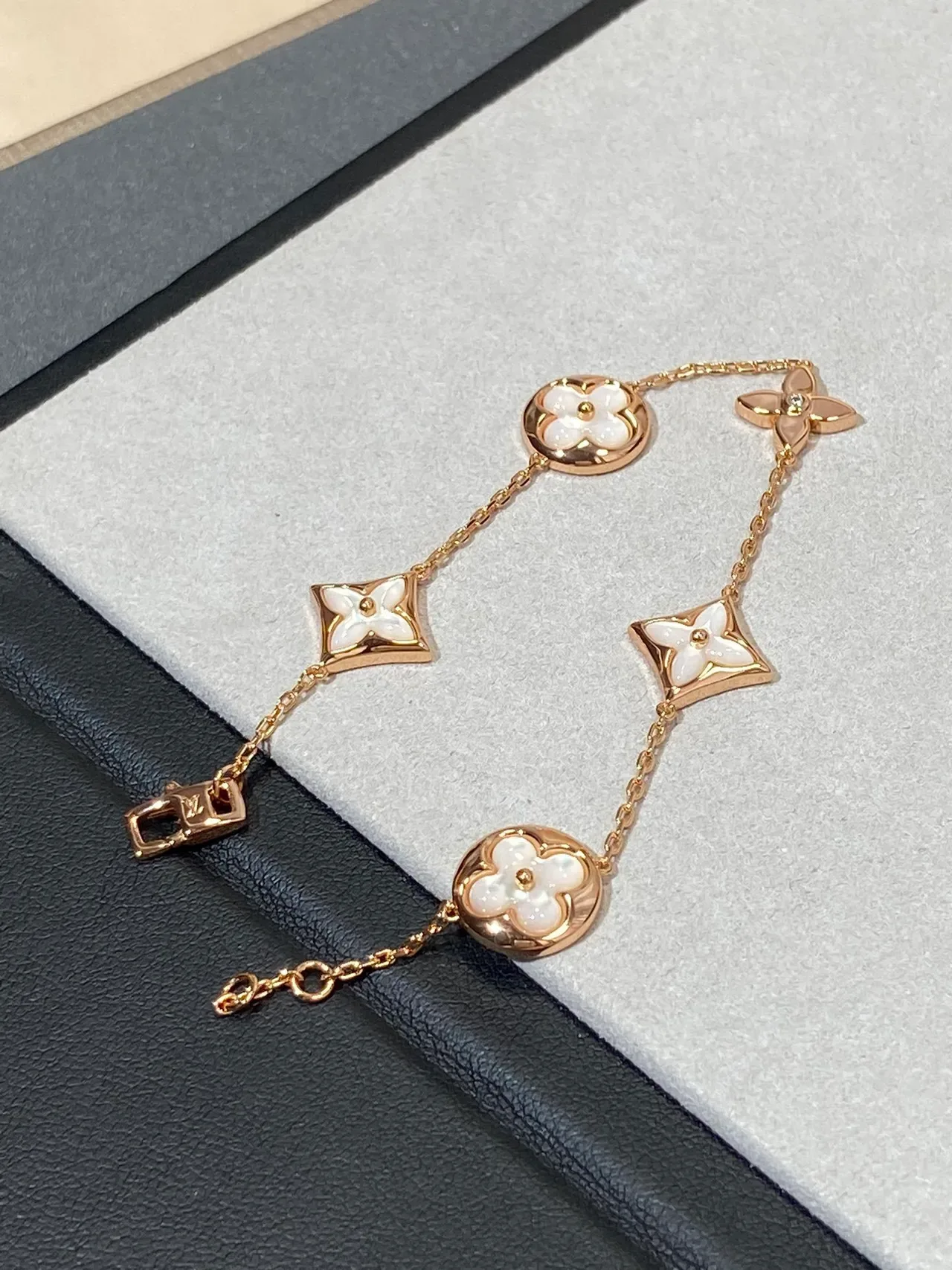 سوار Louis Vuitton Monogram زهرة ذهب وردي وأبيض مادر أوف بيرل 5