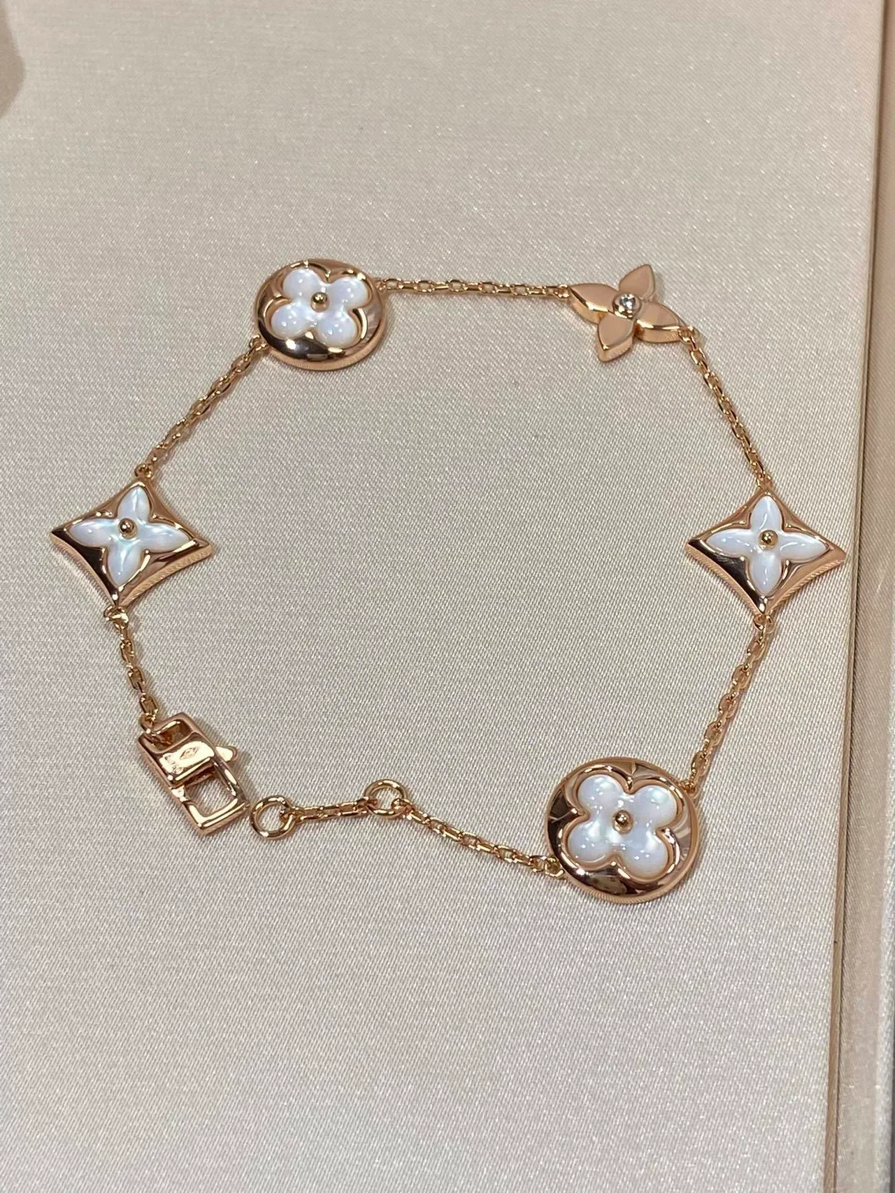 سوار Louis Vuitton Monogram زهرة ذهب وردي وأبيض مادر أوف بيرل 6