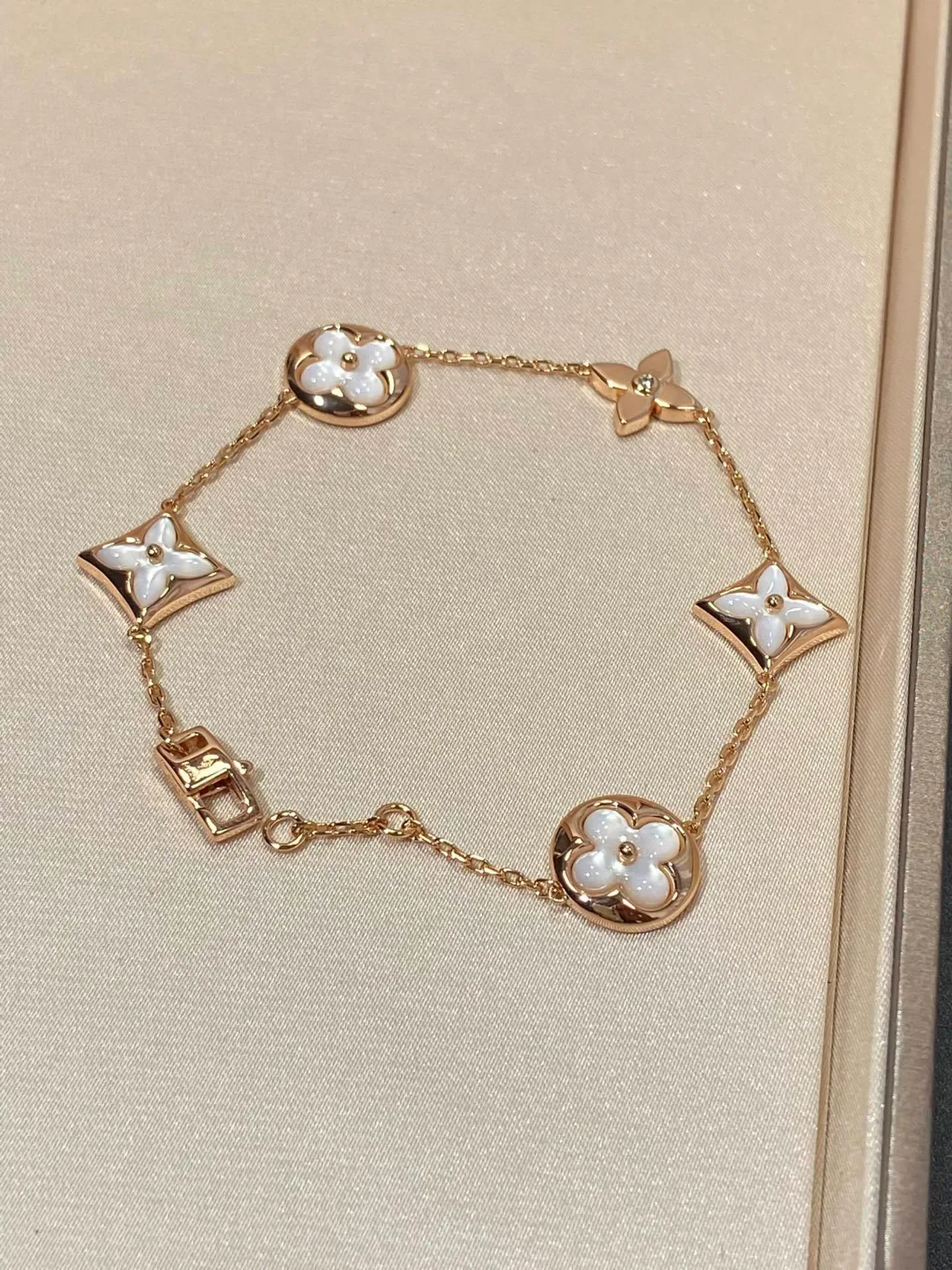 سوار Louis Vuitton Monogram زهرة ذهب وردي وأبيض مادر أوف بيرل 7