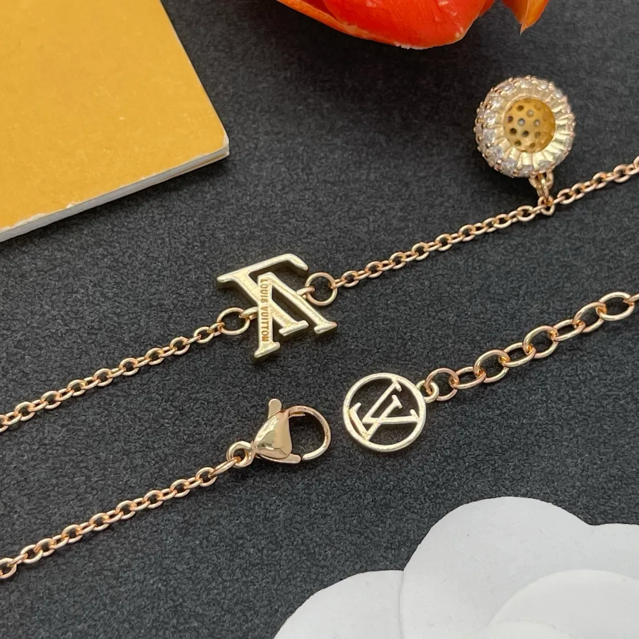 Pulseira Louis Vuitton Monogram corrente de ouro e prata com charms 3