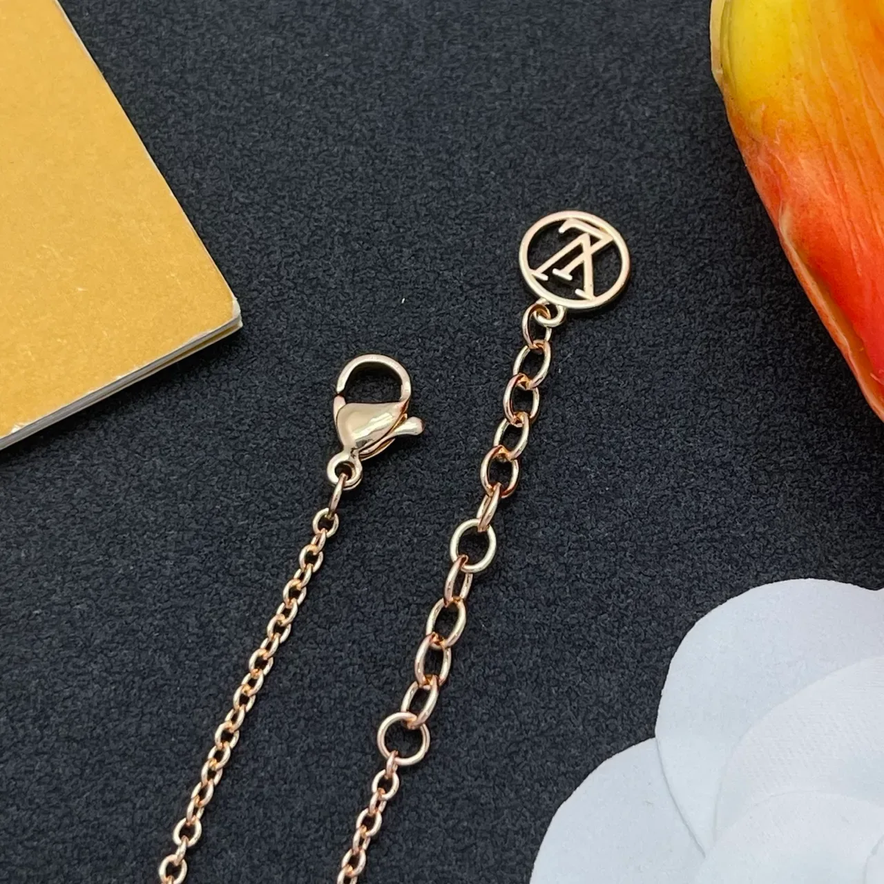 Pulseira Louis Vuitton Monogram corrente de ouro e prata com charms 5