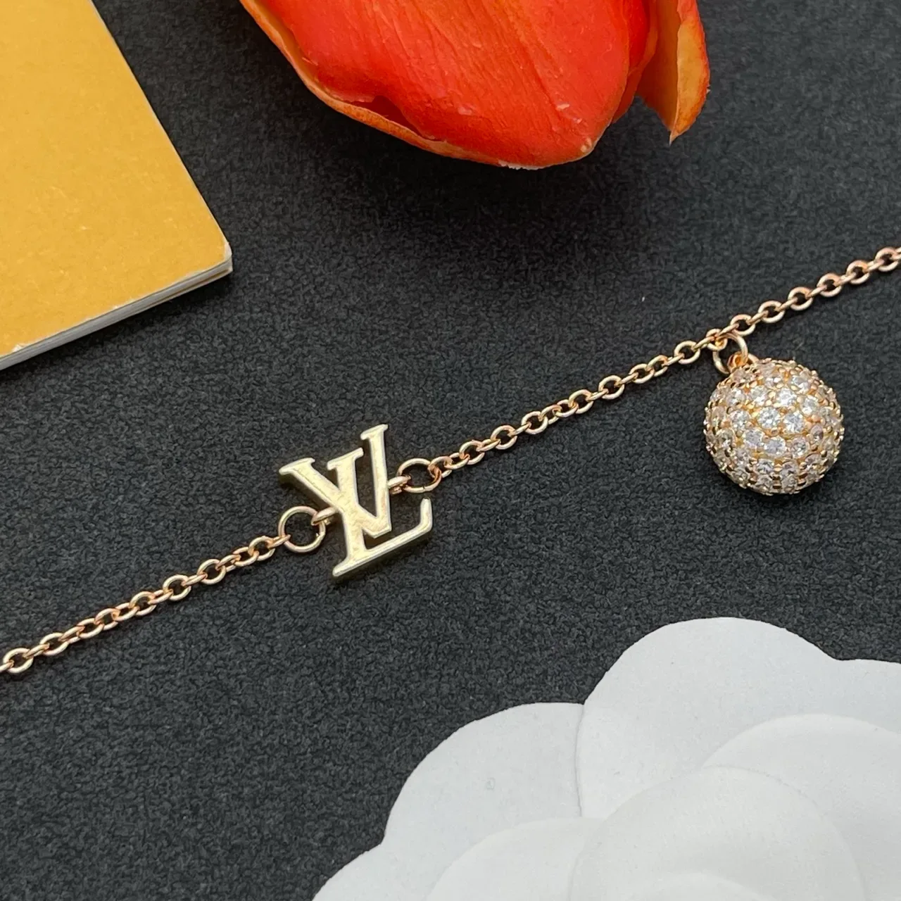 Pulseira Louis Vuitton Monogram corrente de ouro e prata com charms 6