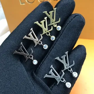 Louis Vuitton Monogram Logo Aretes pendentes dourados e prateados com cristais pendentes