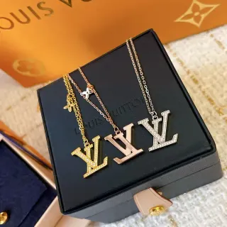 Pingente Monogram Louis Vuitton Ouro Prata Cristais Pavé Colar