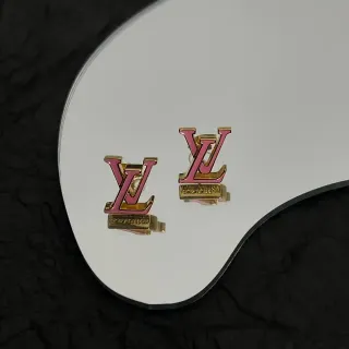 أقراط Louis Vuitton Monogram وردي مغطى ذهبي