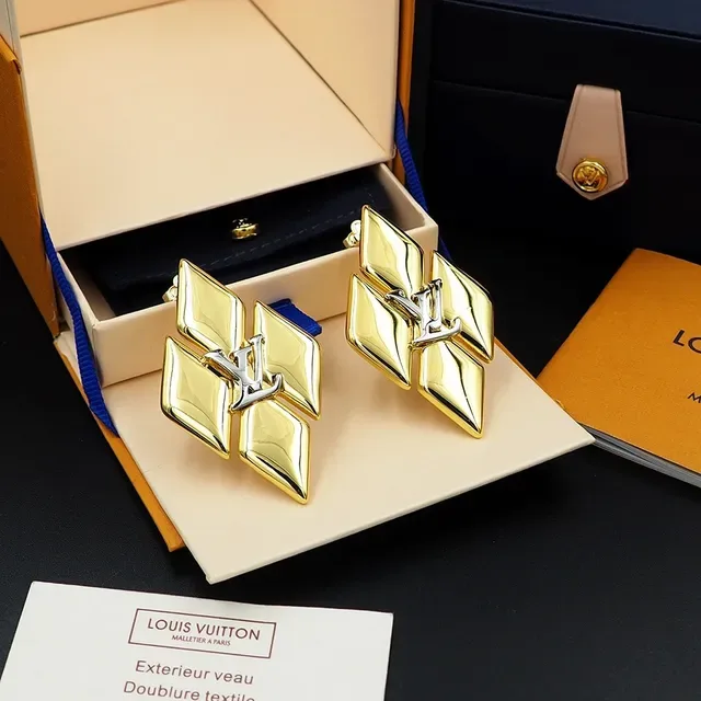 Louis Vuitton Monogram World Tour Diamond-Shaped Metallic Brooches 9