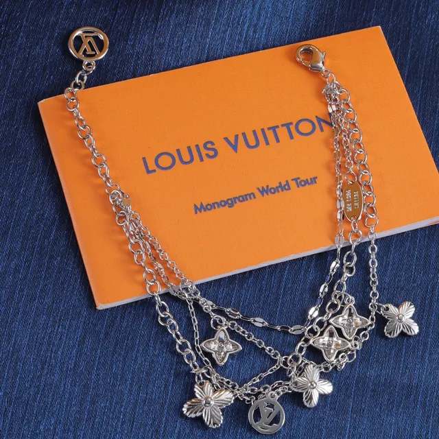 Louis Vuitton Monogram World Tour 多链银色调项链 3