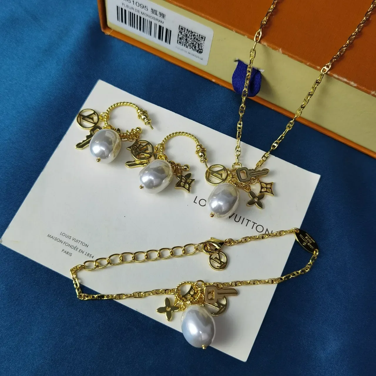 Louis Vuitton Multi-Charm Gold White Chain Link Baroque Pearl Pendant Bracelet 4