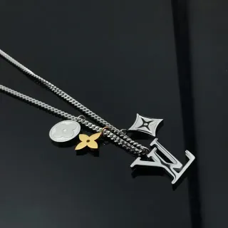 Louis Vuitton Colar com Pingente Multi-Charms Prata e Dourado