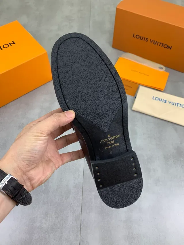 Louis Vuitton Mocassins Penny Marrom Couro Texturizado 2