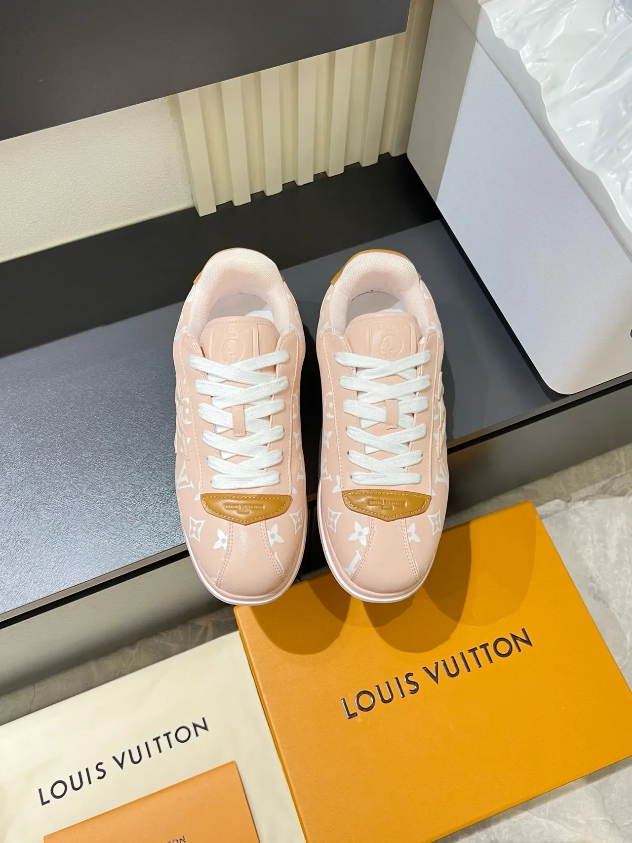 Louis Vuitton zapatillas lifestyle de lona rosa beige con estampado monograma y acentos de cuero marrón contrastante 2