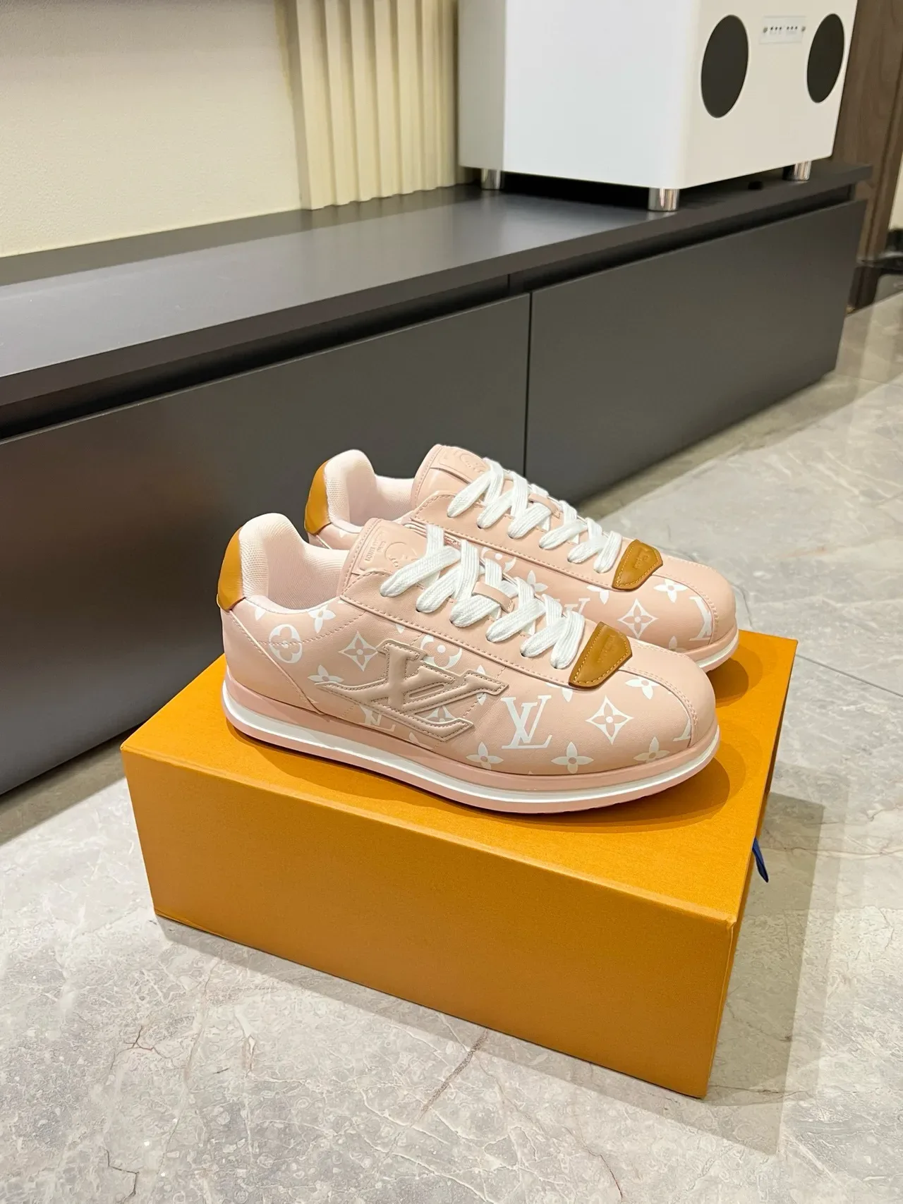 Louis Vuitton zapatillas lifestyle de lona rosa beige con estampado monograma y acentos de cuero marrón contrastante 3