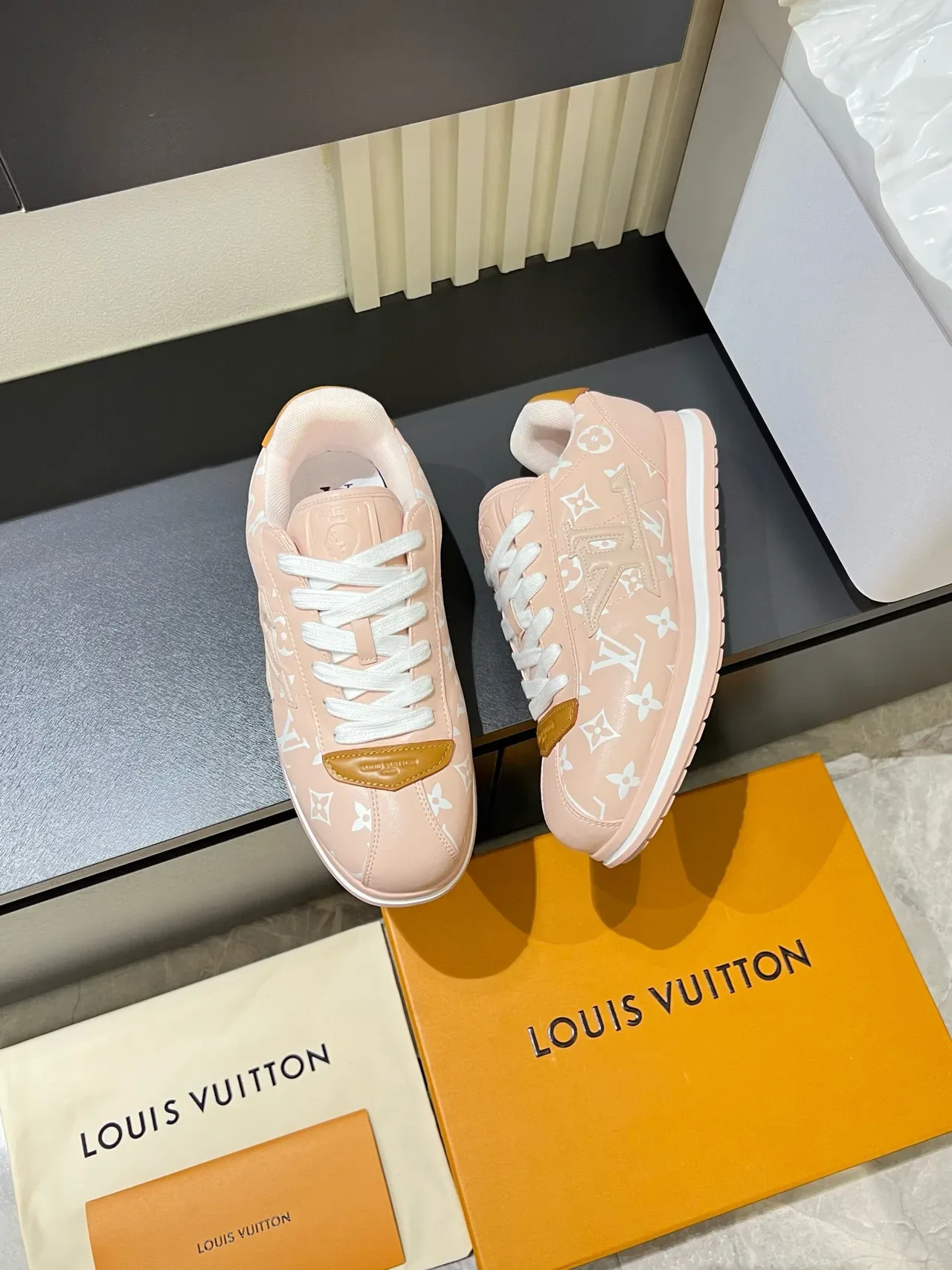 Louis Vuitton zapatillas lifestyle de lona rosa beige con estampado monograma y acentos de cuero marrón contrastante 4