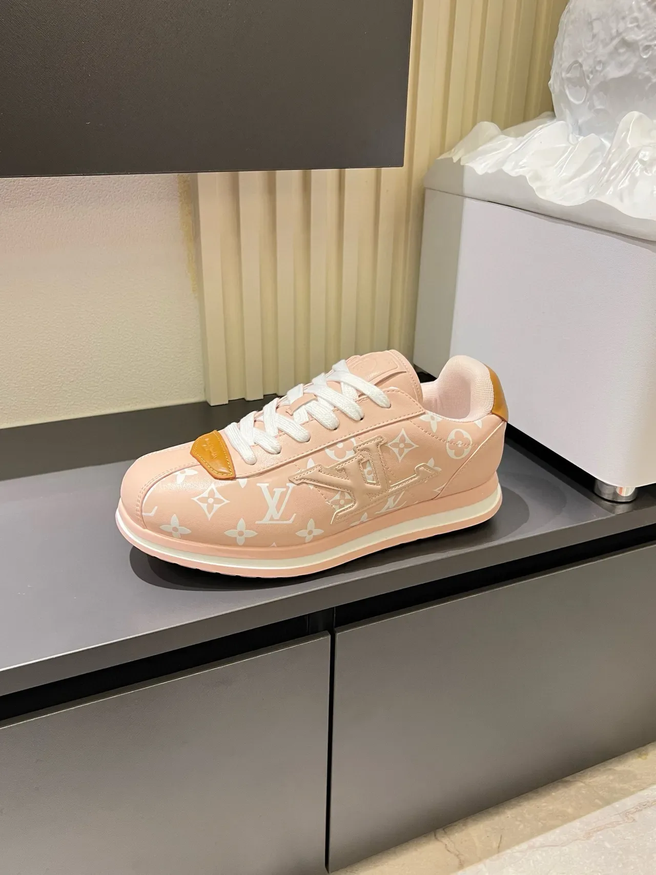 Louis Vuitton zapatillas lifestyle de lona rosa beige con estampado monograma y acentos de cuero marrón contrastante 5