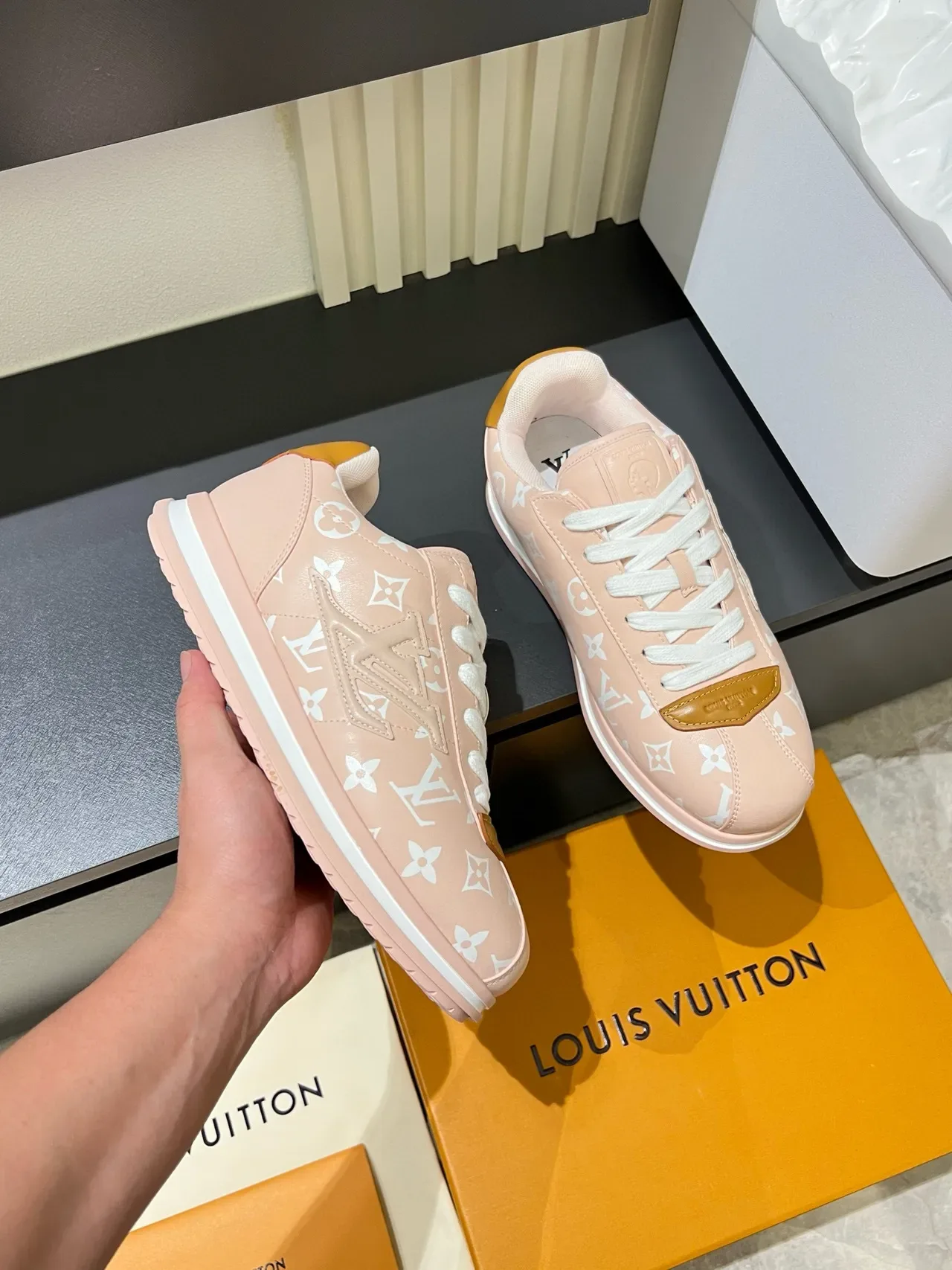 Louis Vuitton zapatillas lifestyle de lona rosa beige con estampado monograma y acentos de cuero marrón contrastante 6