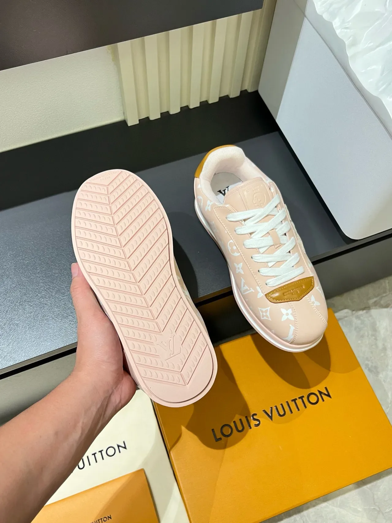 Louis Vuitton zapatillas lifestyle de lona rosa beige con estampado monograma y acentos de cuero marrón contrastante 7