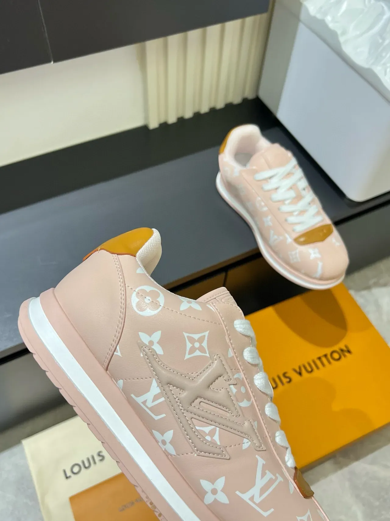 Louis Vuitton zapatillas lifestyle de lona rosa beige con estampado monograma y acentos de cuero marrón contrastante 8