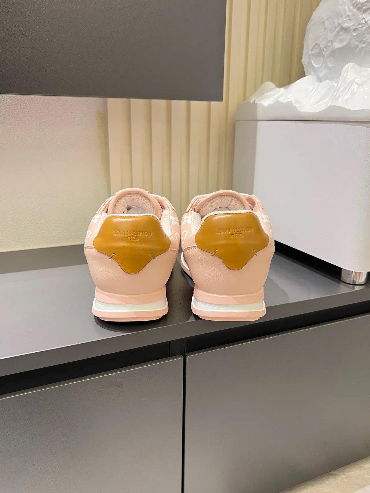 Louis Vuitton zapatillas lifestyle de lona rosa beige con estampado monograma y acentos de cuero marrón contrastante 9