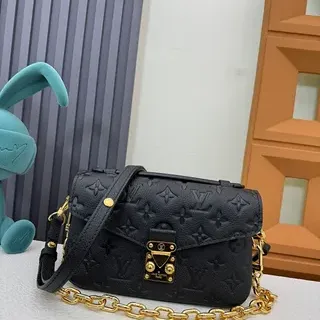 Louis Vuitton Pochette Metis काला सोना एम्बॉस्ड मोनोग्राम चमड़ा पट्टी मेसेंजर बैग