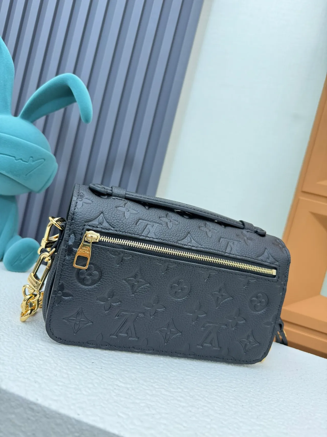 Louis Vuitton Pochette Metis কালো সোনালি এমবসড মনোগ্রাম চামড়ার স্ট্র্যাপ মেসেঞ্জার ব্যাগ 2