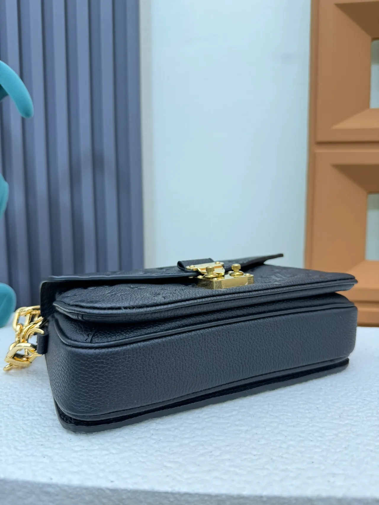 Louis Vuitton Pochette Metis কালো সোনালি এমবসড মনোগ্রাম চামড়ার স্ট্র্যাপ মেসেঞ্জার ব্যাগ 3