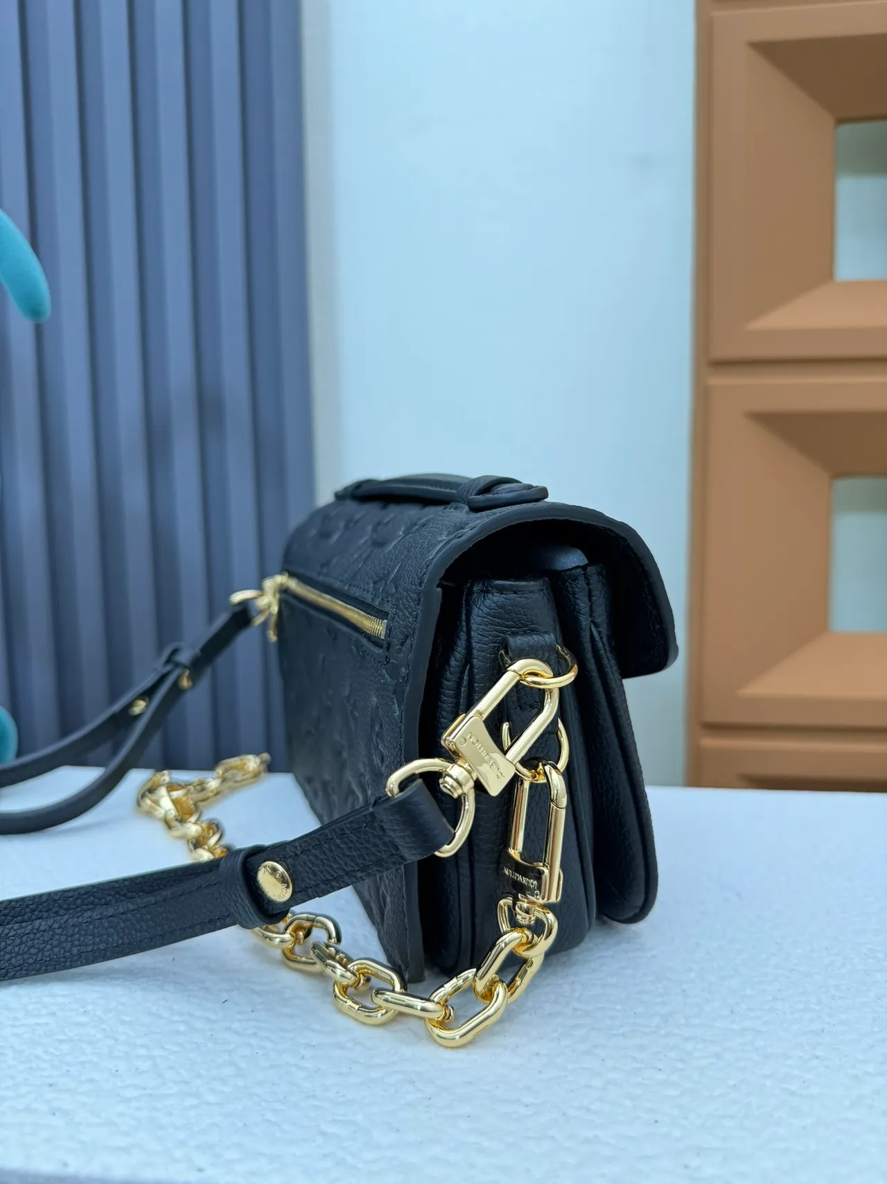 Louis Vuitton Pochette Metis কালো সোনালি এমবসড মনোগ্রাম চামড়ার স্ট্র্যাপ মেসেঞ্জার ব্যাগ 4