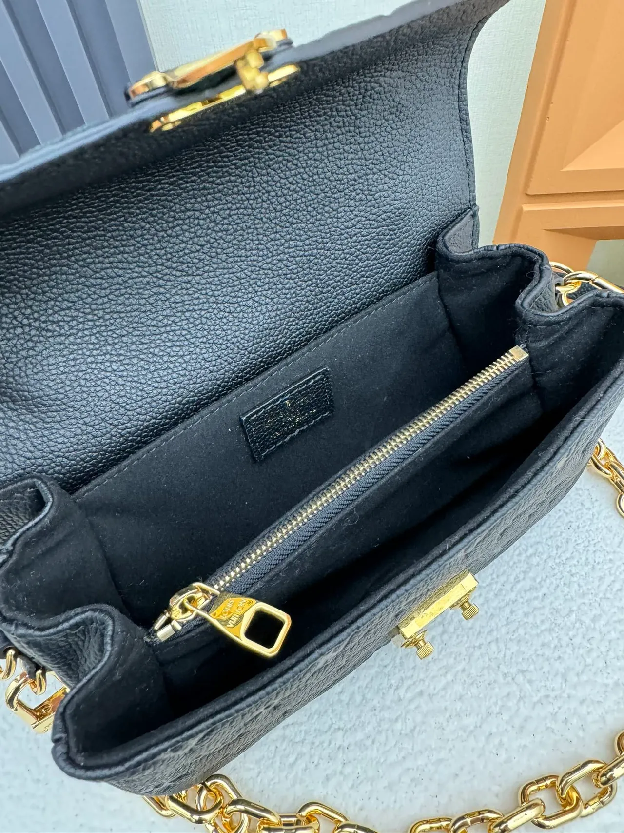Louis Vuitton Pochette Metis কালো সোনালি এমবসড মনোগ্রাম চামড়ার স্ট্র্যাপ মেসেঞ্জার ব্যাগ 5