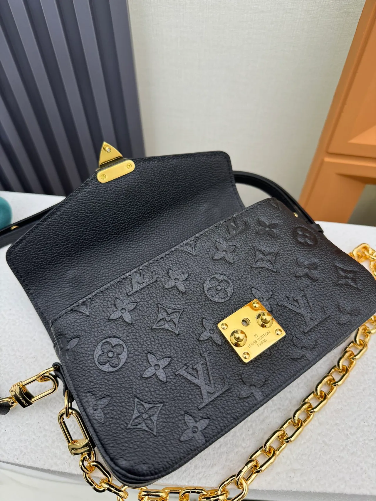 Louis Vuitton Pochette Metis কালো সোনালি এমবসড মনোগ্রাম চামড়ার স্ট্র্যাপ মেসেঞ্জার ব্যাগ 6
