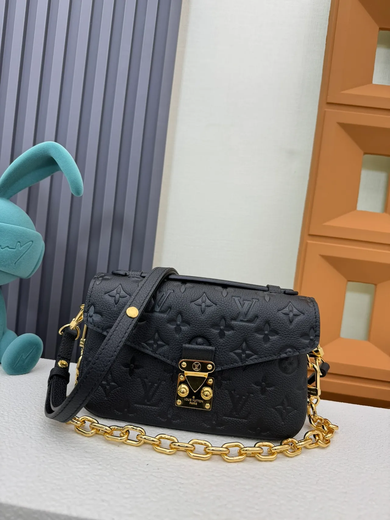 Louis Vuitton Pochette Metis কালো সোনালি এমবসড মনোগ্রাম চামড়ার স্ট্র্যাপ মেসেঞ্জার ব্যাগ 7