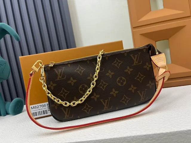 لويس فيتون Pochette Metis بني ذهبي Monogram Coated Canvas Chain-and-Leather Strap Underarm Bag 2